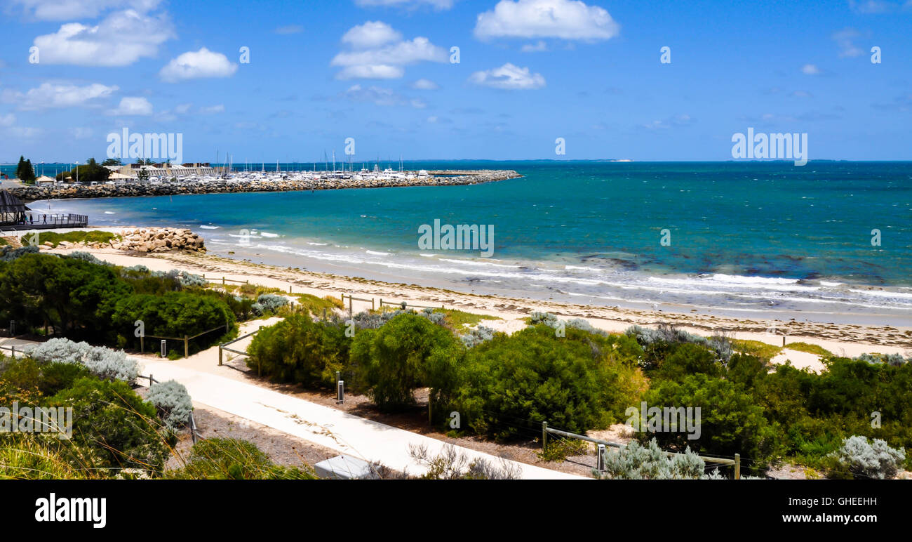 Erhöhten Blick auf die Badenden Strand mit Pflanzen, den Indischen Ozean, Marina und Sandstrand in Fremantle, Western Australia. Stockfoto