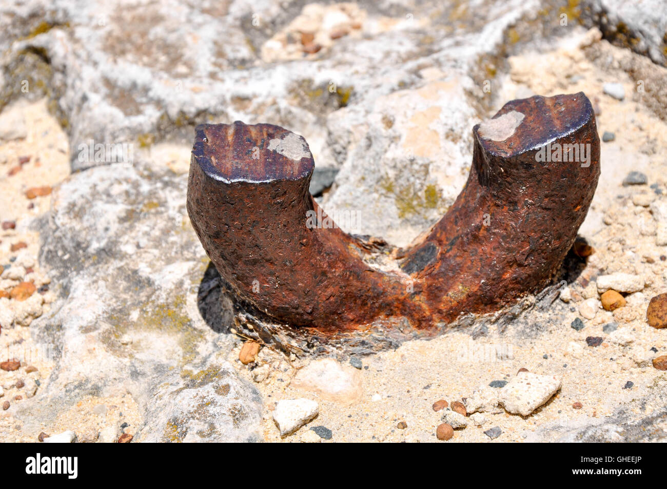 Aufgeteilt in halben heavy-Duty Stahl Ringschraube, die verrostet und in Kalksteinfelsen eingebettet ist. Stockfoto