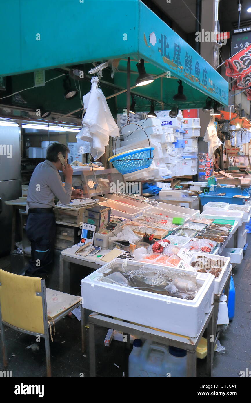 Ein Mann verkauft Meeresfrüchte im Kuromon Markt in Osaka Japan. Stockfoto