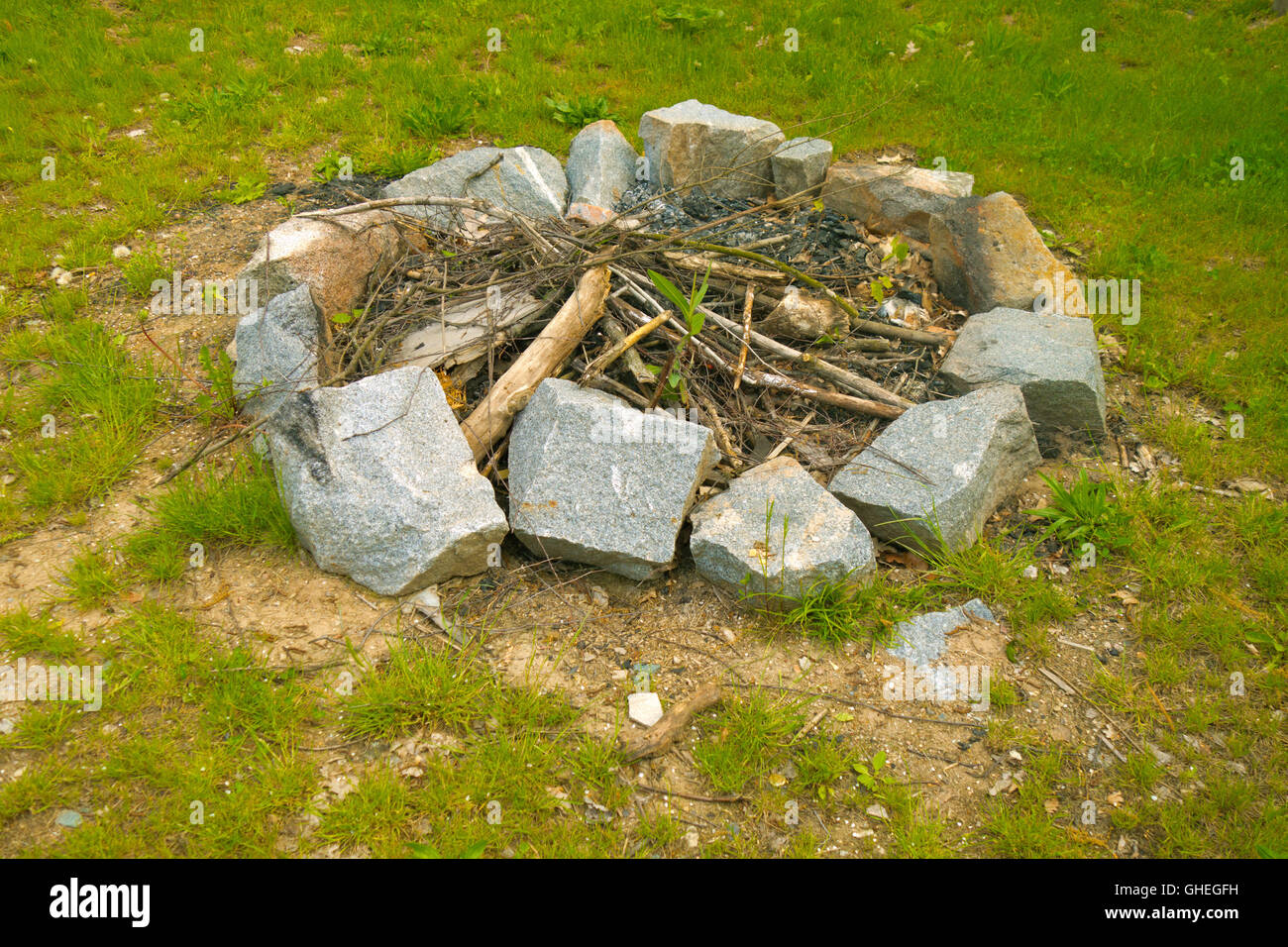 Feuerstelle Mit Steinen Im Kreis Stockfotografie Alamy