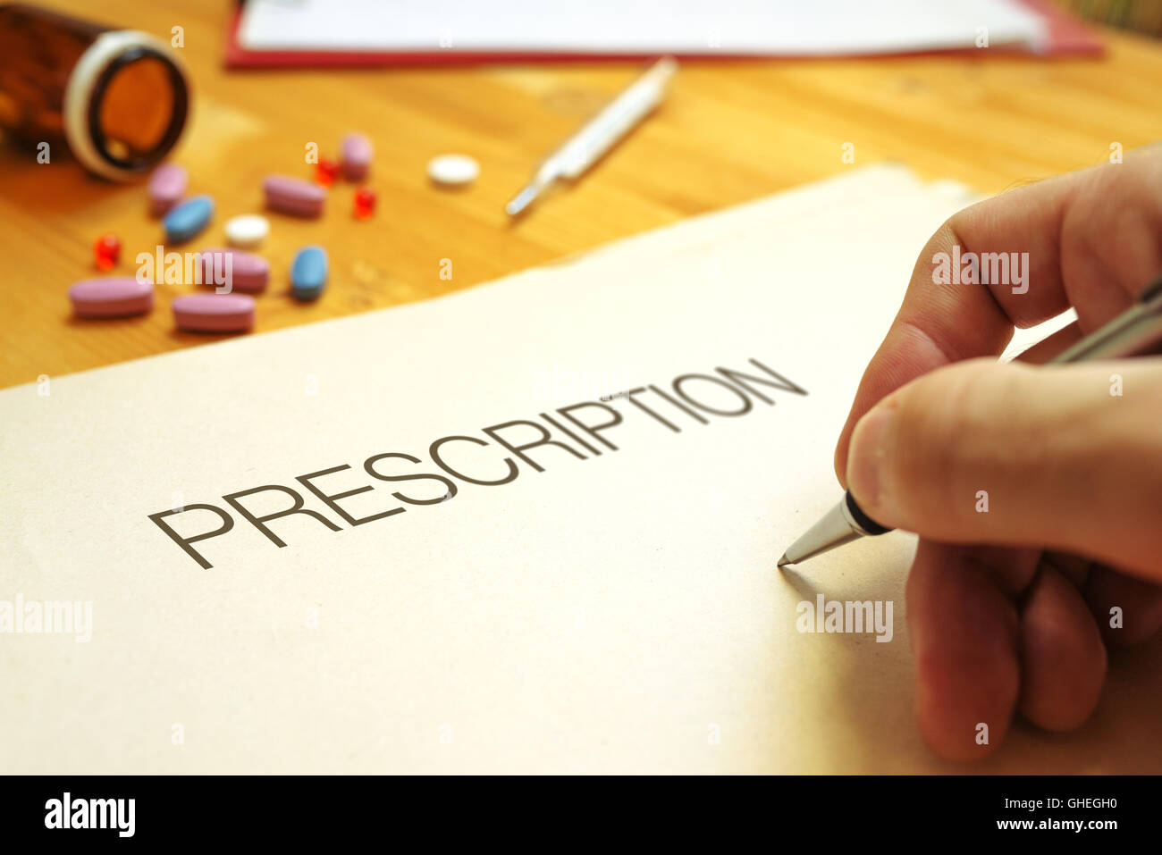Des Arztes Hand schreiben Rezept, hautnah mit selektiven Fokus Stockfoto