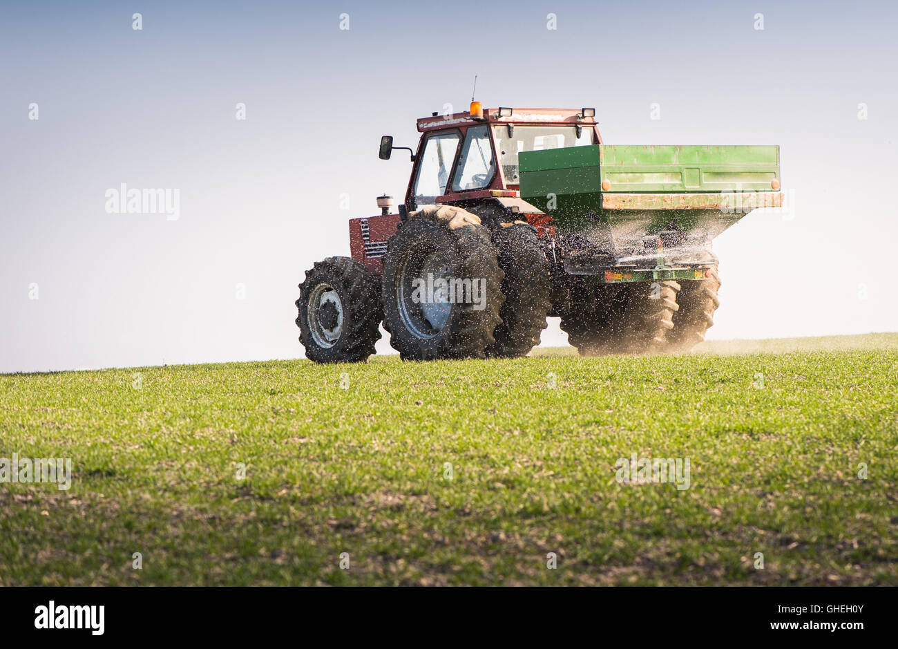 Traktor und Dnger Streuer im Feld Stockfotografie - Alamy