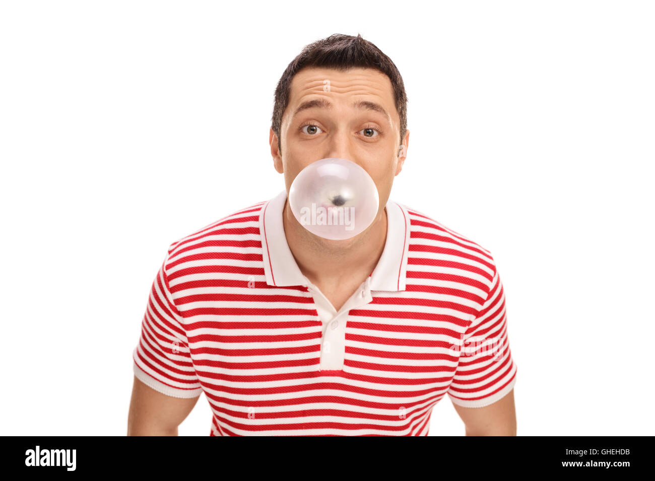 Junger Kerl Sprengung einer Blase aus einem Kaugummi isoliert auf weißem Hintergrund Stockfoto