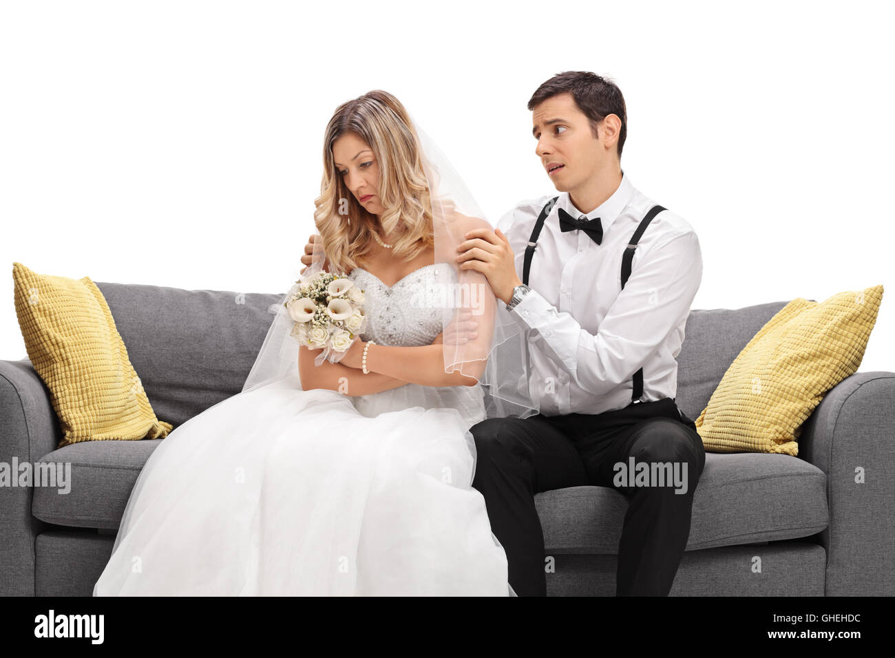 Junge Bräutigam versuchen, seine böse Braut isoliert auf weißem Hintergrund zu beschwichtigen Stockfoto