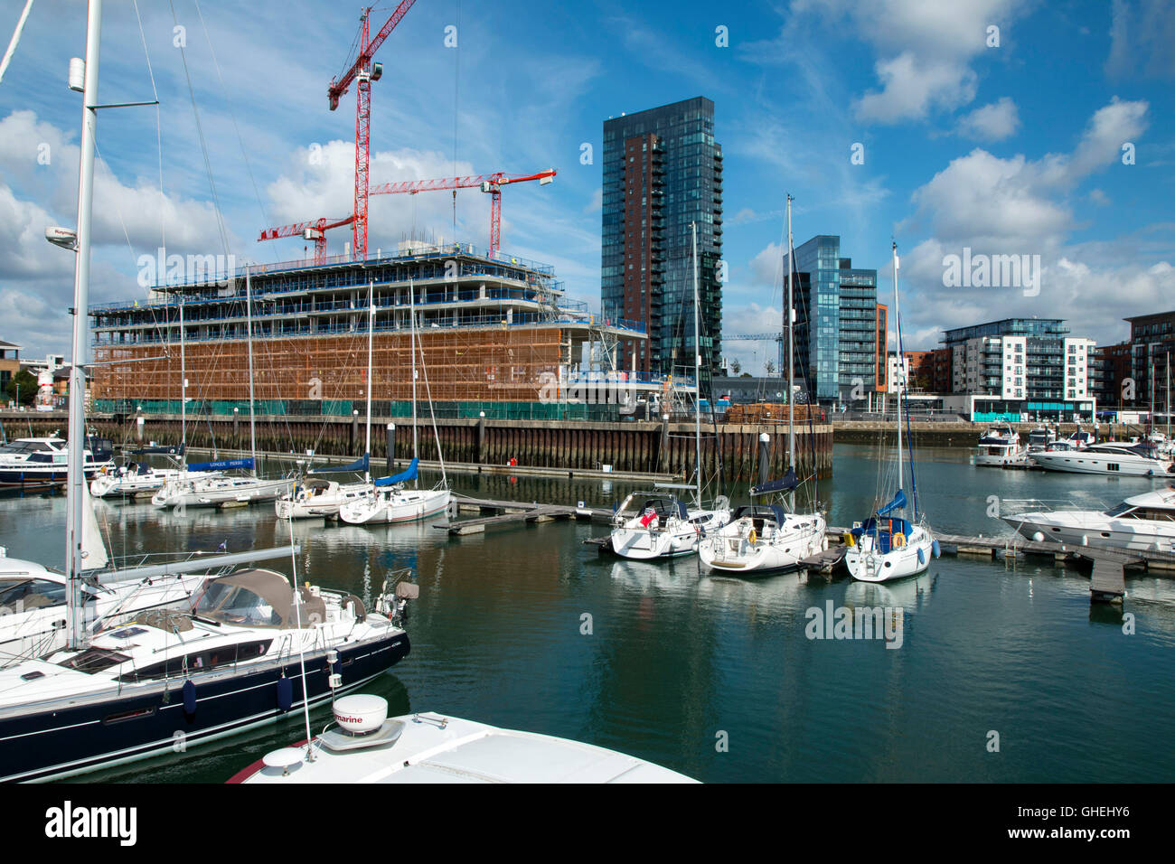 Ocean Village, Southampton. Marina mit Bau arbeitet im Hintergrund Stockfoto