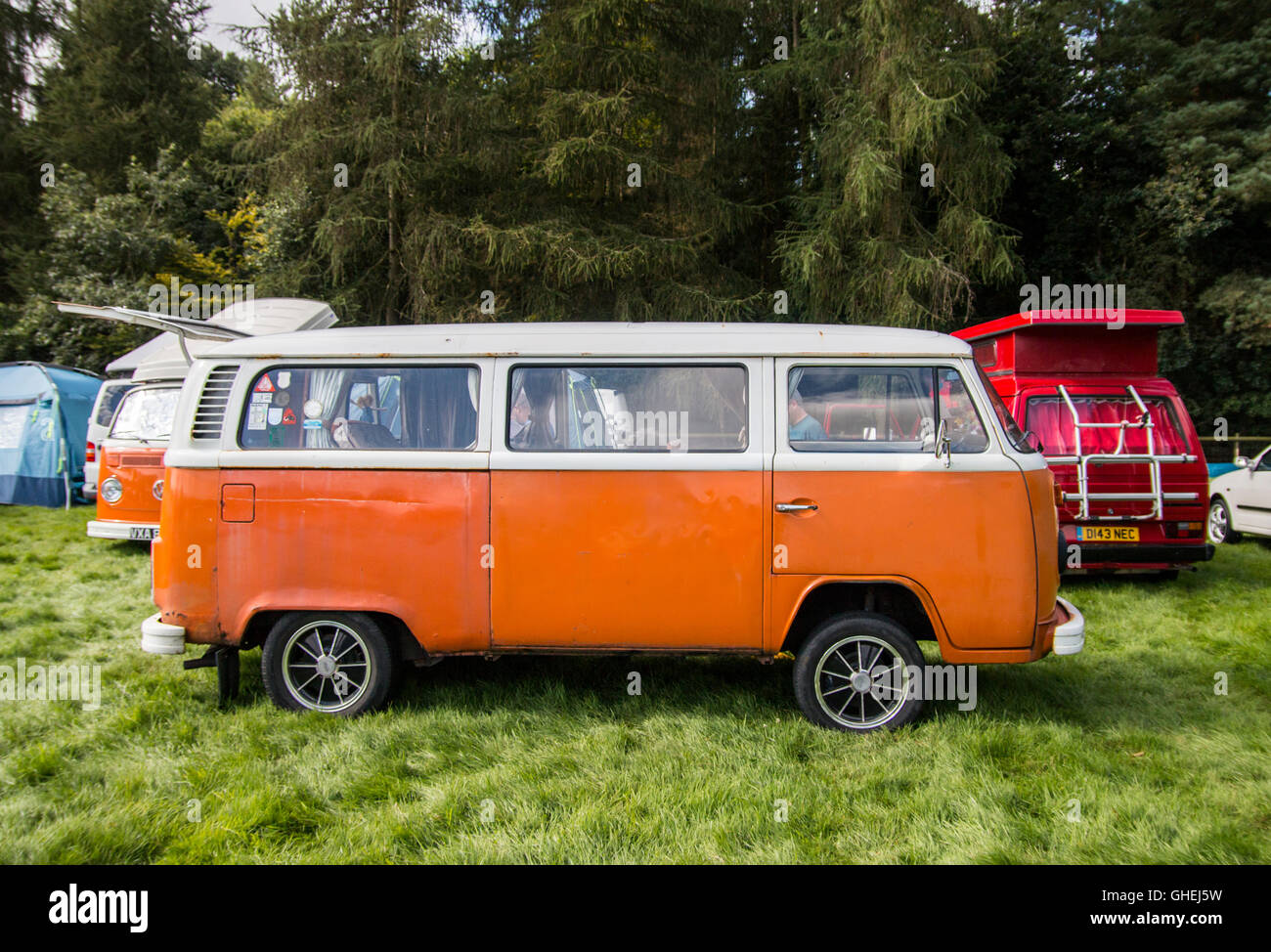 klassische orange VW Campingbus Stockfoto