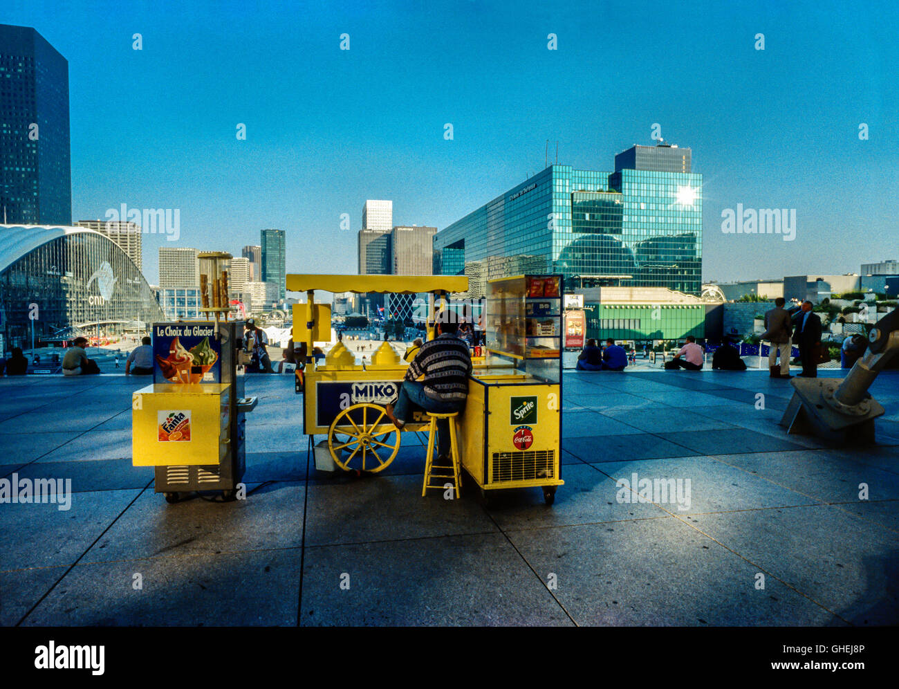 Eis Verkäufer unter der La Grande Arche De La Défense, Paris, Frankreich. Stockfoto