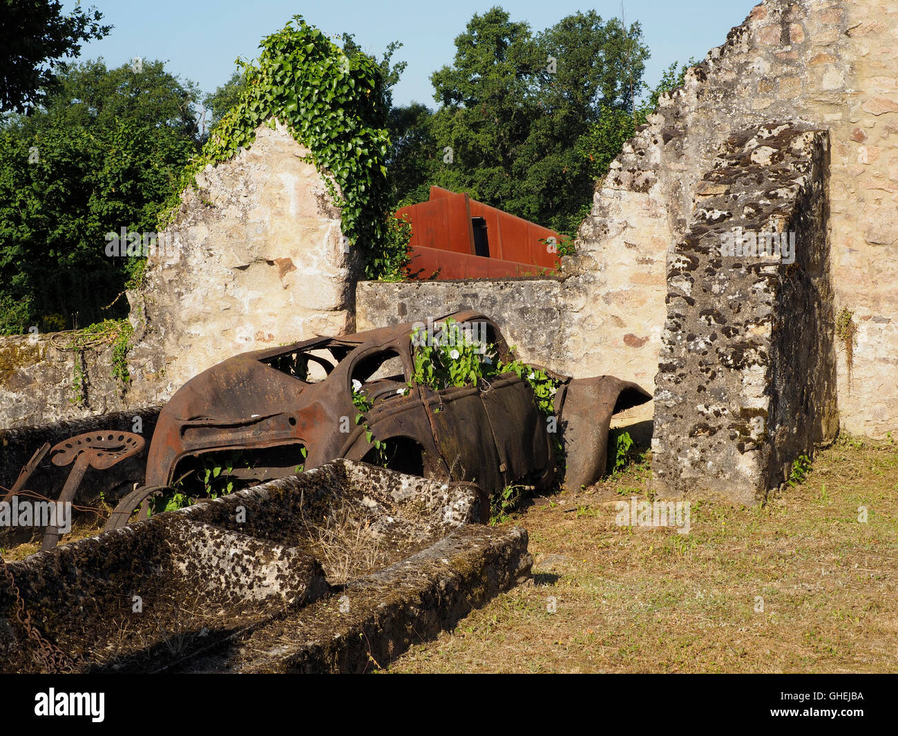 Memorial Ort Oradour Sur Glane Krieg Ruinen, Haute Vienne, Frankreich mit einem Teil des Museums im Hintergrund sichtbar. Stockfoto