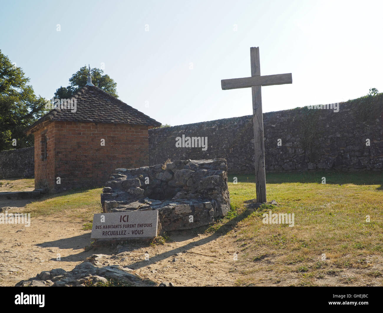 Memorial Ort Oradour Sur Glane Krieg Ruinen, Haute Vienne, Frankreich mit Brunnen und Zeichen. Stockfoto