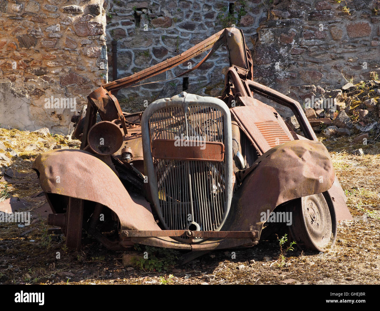 rostiges Autowrack in Oradour Sur Glane Krieg Denkmal Dorf Ruinen, Haute Vienne, Frankreich. Stockfoto