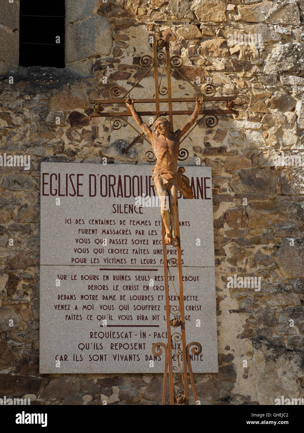 Oradour Sur Glane Krieg Denkmal Dorf Ruinen, Haute Vienne, Frankreich mit Denkmal Schild an der Kirche. Stockfoto