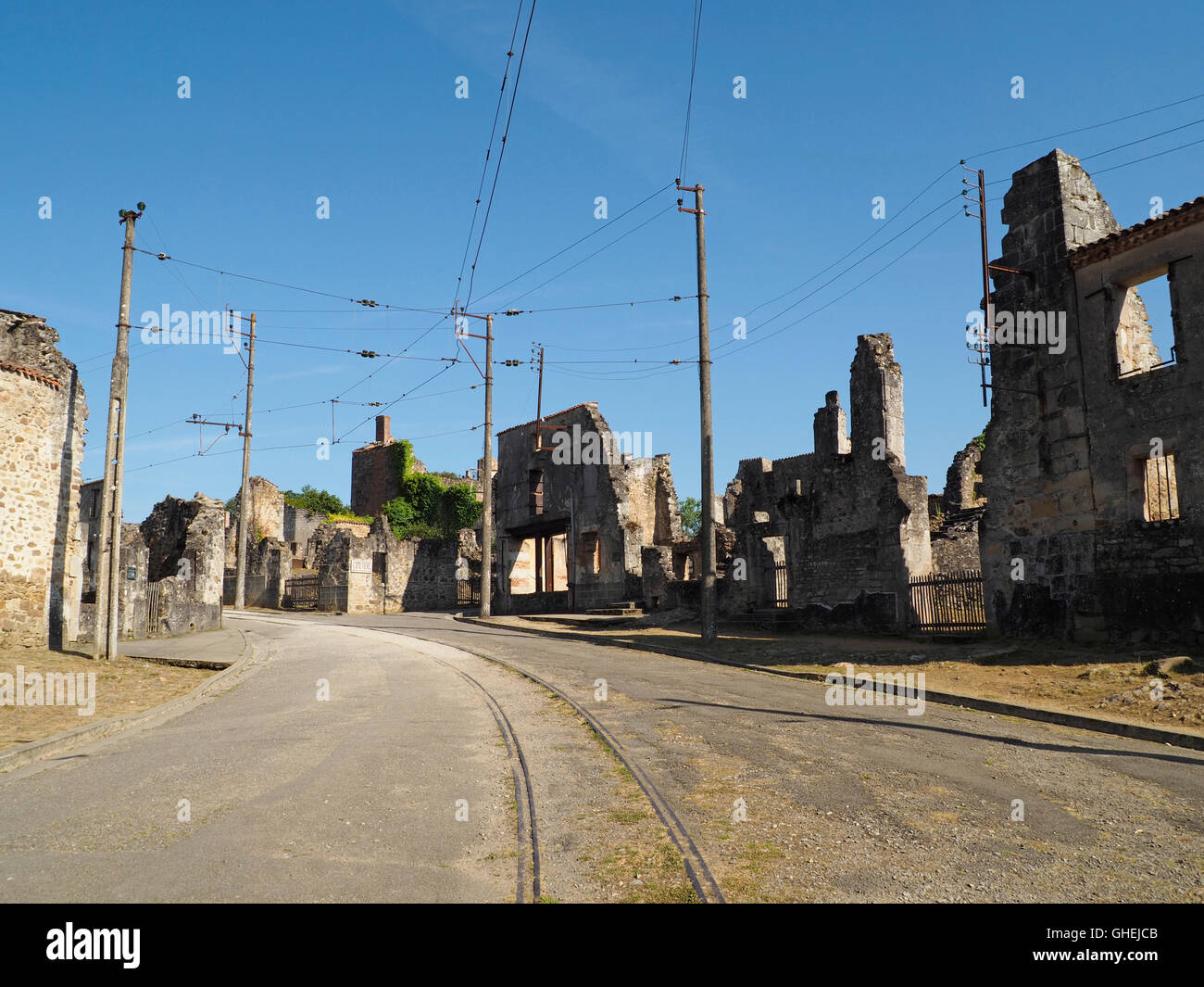 Memorial Ort Oradour Sur Glane Krieg Ruinen, Haute Vienne, Frankreich Hauptstraße der Stadt. Stockfoto