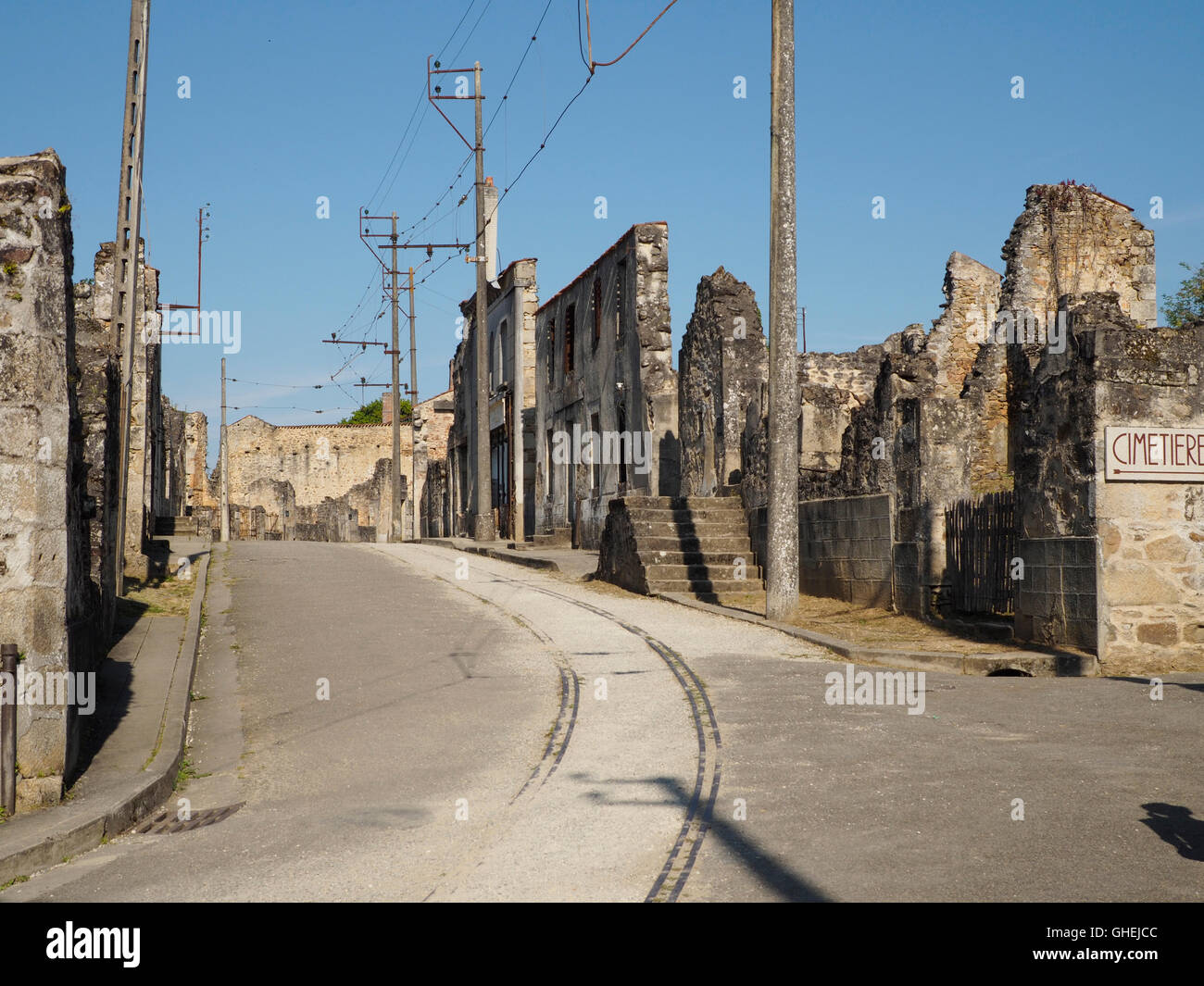 Memorial Ort Oradour Sur Glane Krieg Ruinen, Haute Vienne, Frankreich Hauptstraße der Stadt. Stockfoto