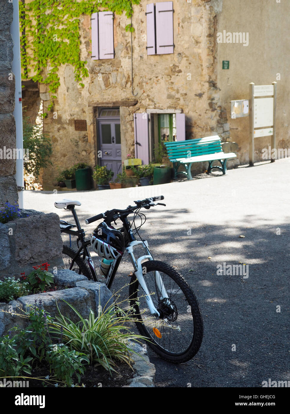 Mountain-Bike geparkt in schönen französischen Dorf Palairac, Corbieres, Frankreich Stockfoto