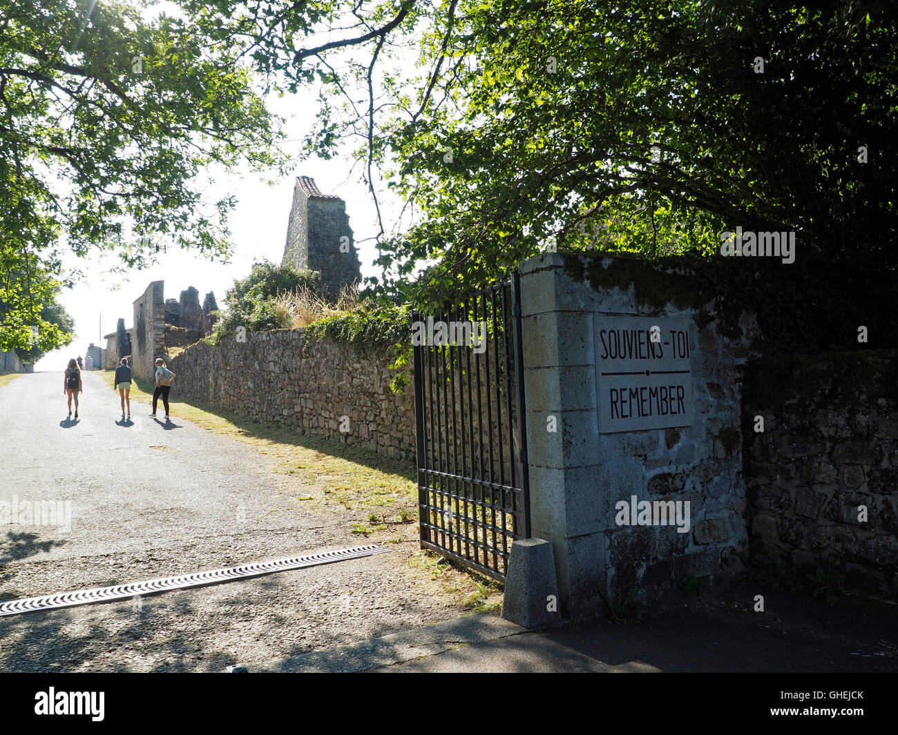 Eingang von der Krieg Memorial Museum Dorf Oradour Sur Glane in Frankreich, mit Souviens Toi erinnern Zeichen. Stockfoto