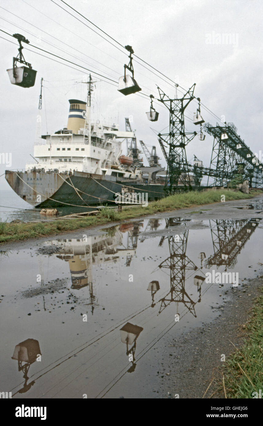 Bauxit, der Verladung in ein Seeschiff gehen in Takoradi Docks, Ghana. Juni 1985. Stockfoto
