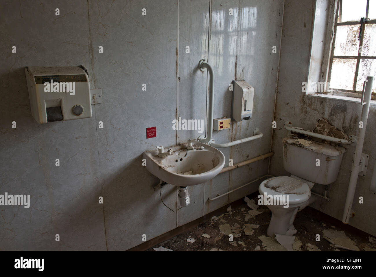 Schmutzige WC innen De Salis Halle innerhalb des geschlossenen Harperbury Krankenhaus-Komplexes. Stockfoto