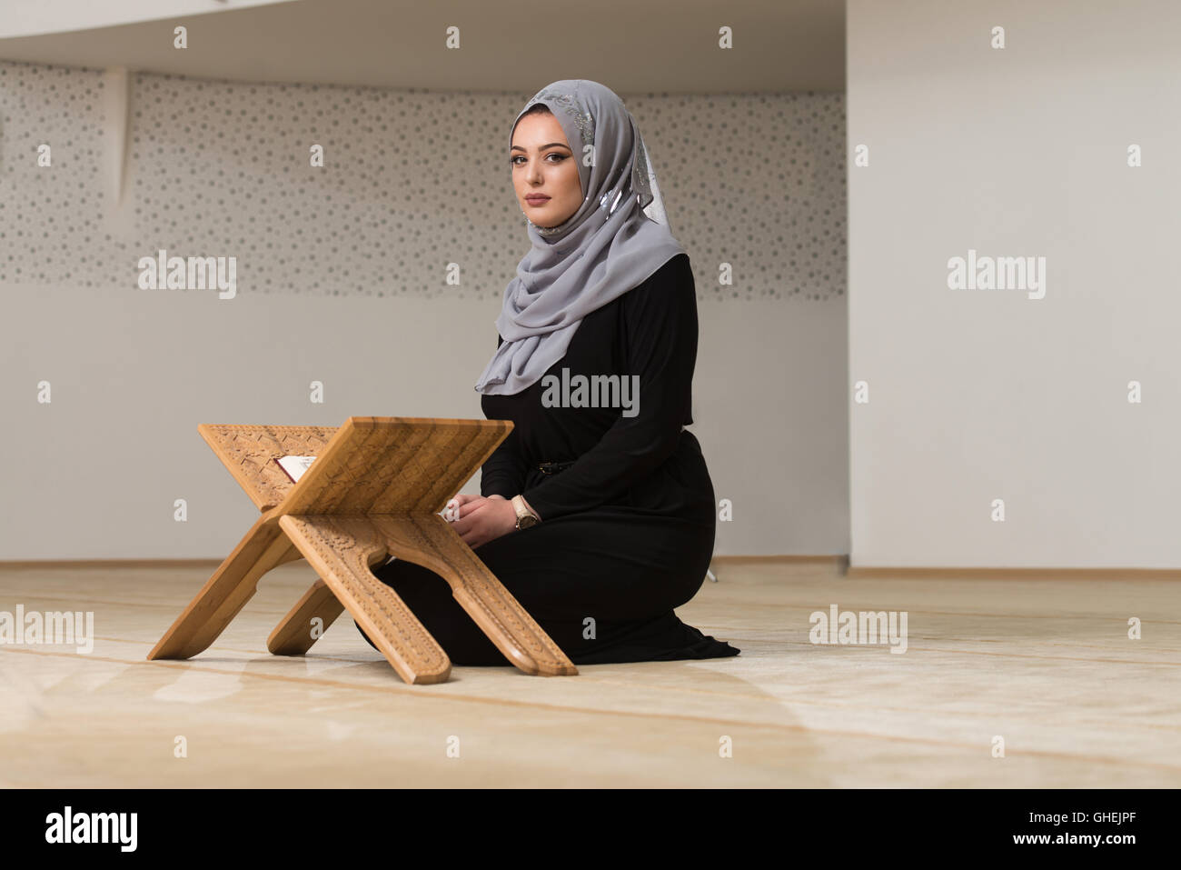 Wunderschöne muslimische Frau Hijab zu tragen und den Koran zu lesen Stockfoto
