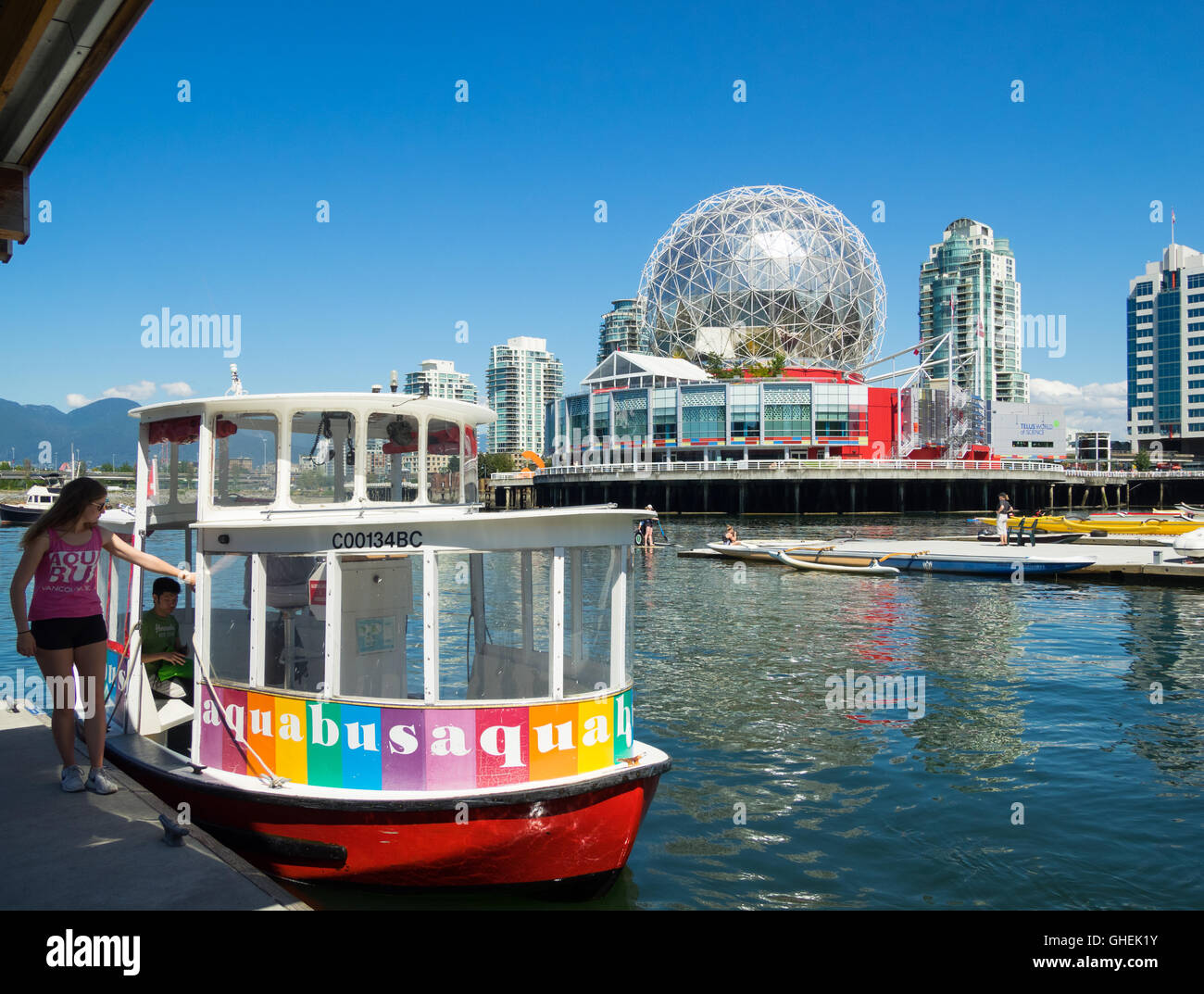 Ein Blick auf ein Aquabus und Science World at Telus World of Science auf False Creek in Vancouver, British Columbia, Kanada. Stockfoto
