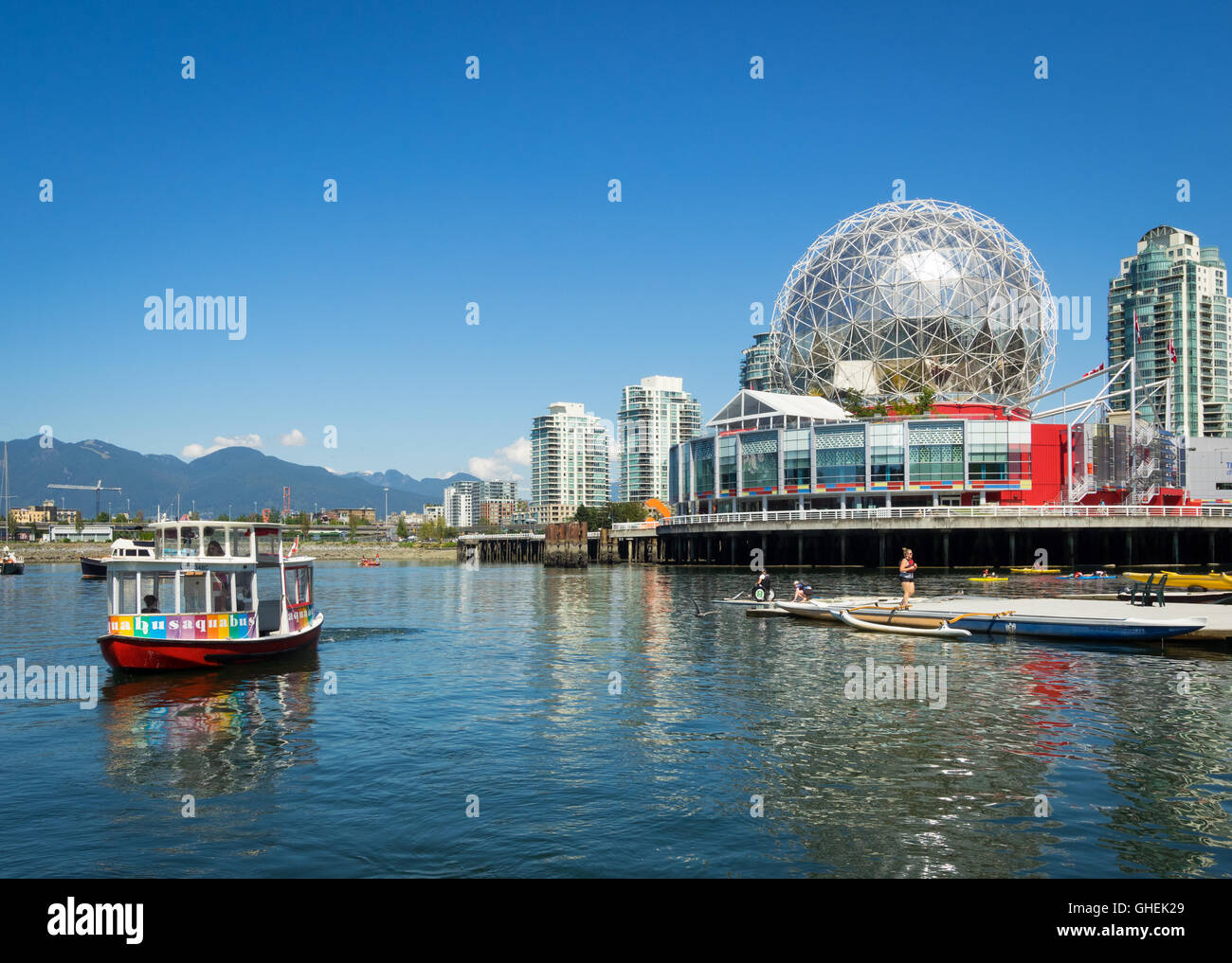 Ein Blick auf ein Aquabus und Science World at Telus World of Science auf False Creek in Vancouver, British Columbia, Kanada. Stockfoto