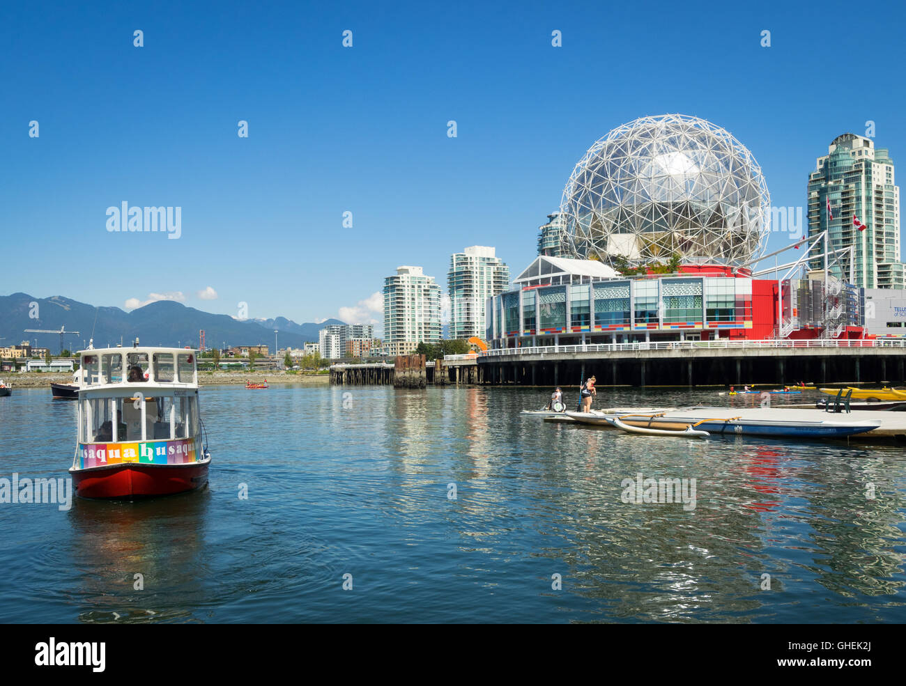 Ein Blick auf ein Aquabus und Science World at Telus World of Science auf False Creek in Vancouver, British Columbia, Kanada. Stockfoto