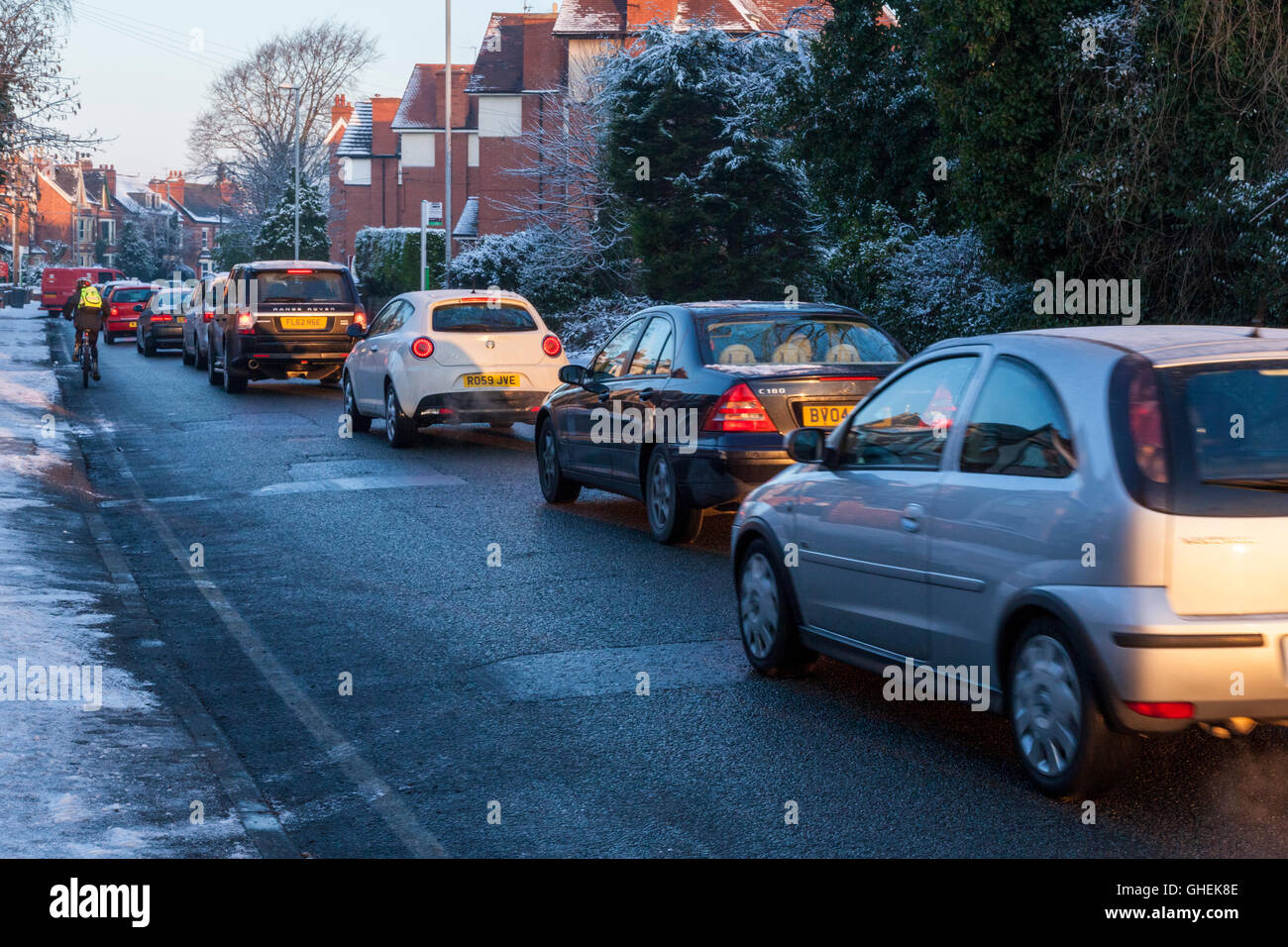 Morgendlichen Rushhour Verkehr Warteschlangen im Winter in ein Wohngebiet, Nottinghamshire, England, UK Stockfoto