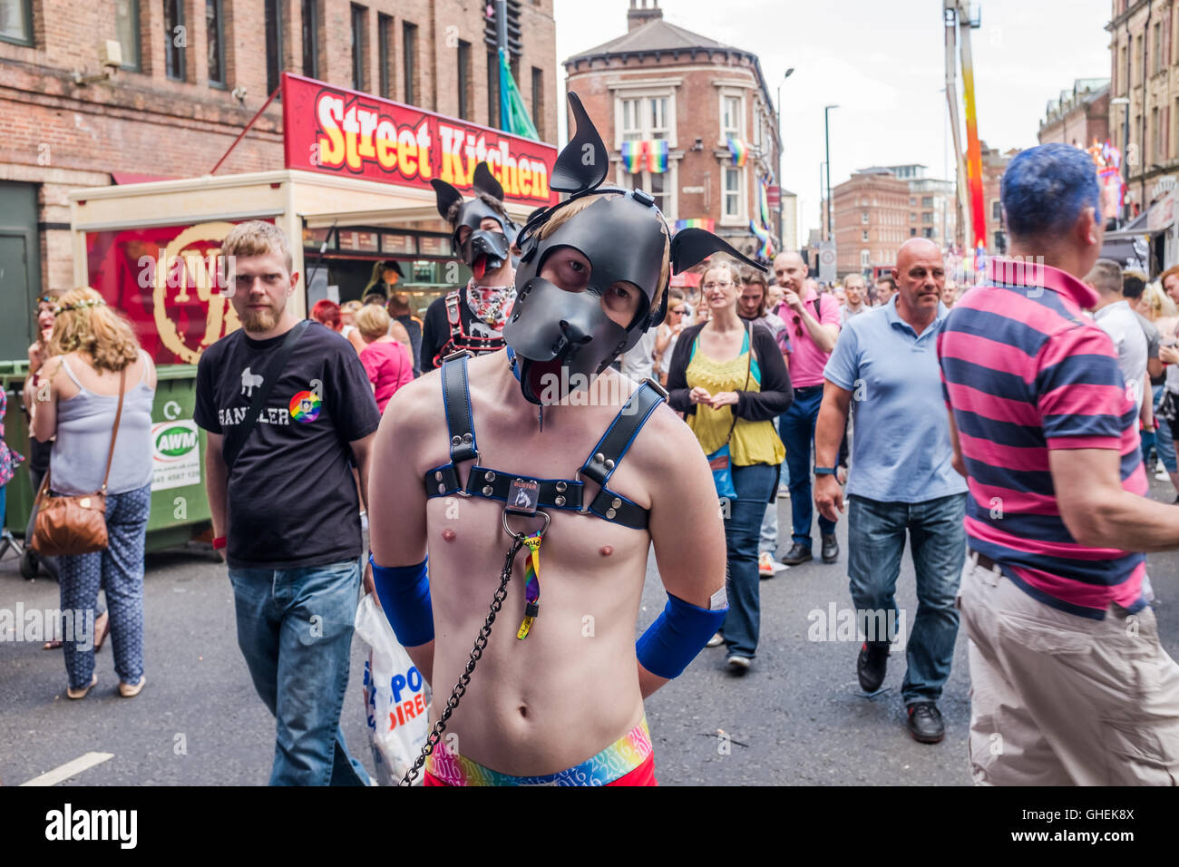 Kerle waring Hunde Gesichtsmasken bei Leeds Gay Pride 2016, LGBT 10. Jahrestag eine Feier des Lebens, der Liebe, der Farbe, der Toleranz, der Freiheit und Verständnis. Stockfoto