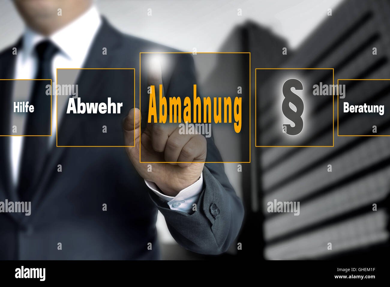 Abmahnung (in deutschen Warnung helfen, Verteidigung, Beratung) Touchscreen wird betrieben von dem Geschäftsmann. Stockfoto
