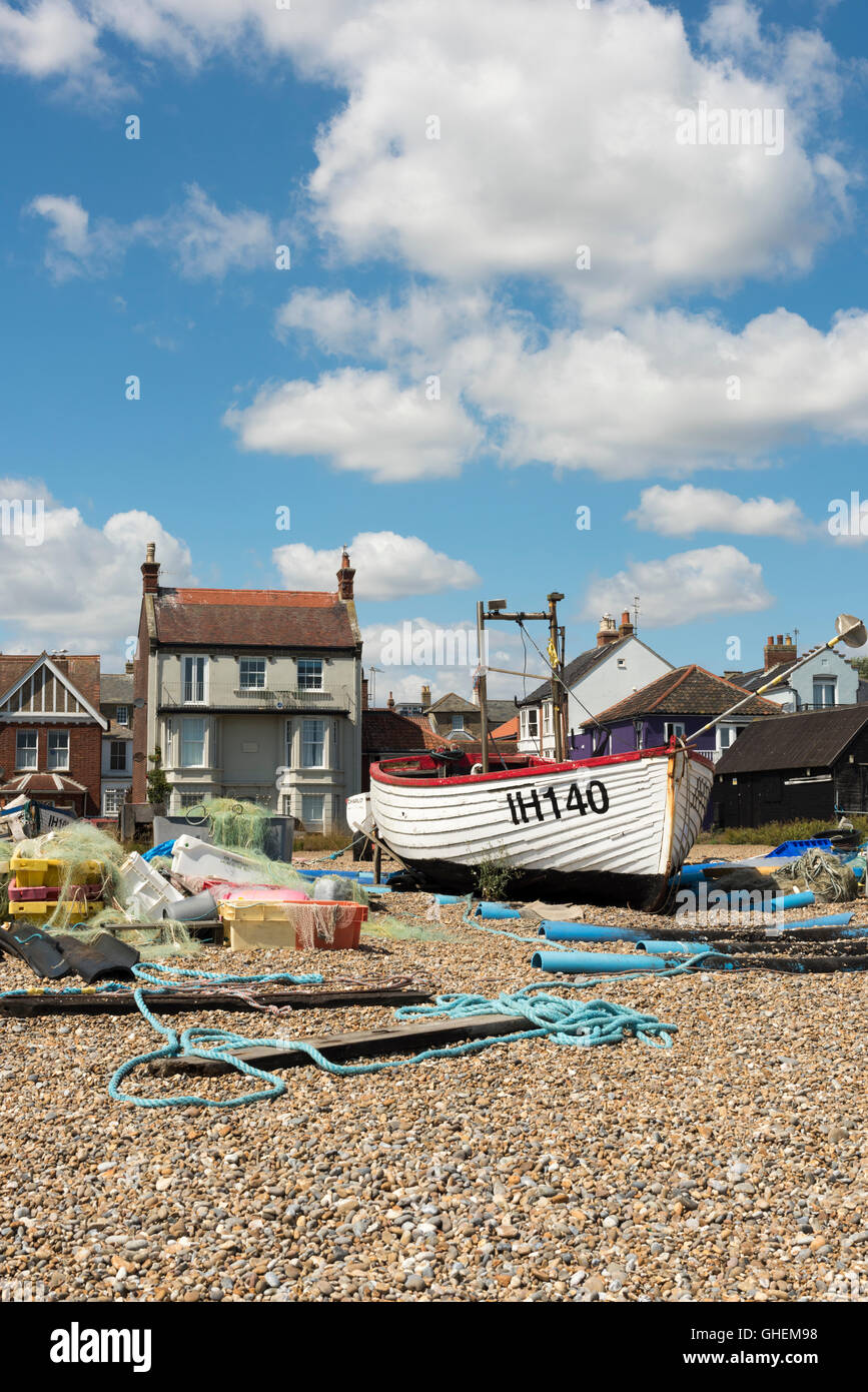 Kommerziellen Fischerboote, Netze und Geräte auf dem Kiesstrand in Aldeburgh Suffolk UK Stockfoto