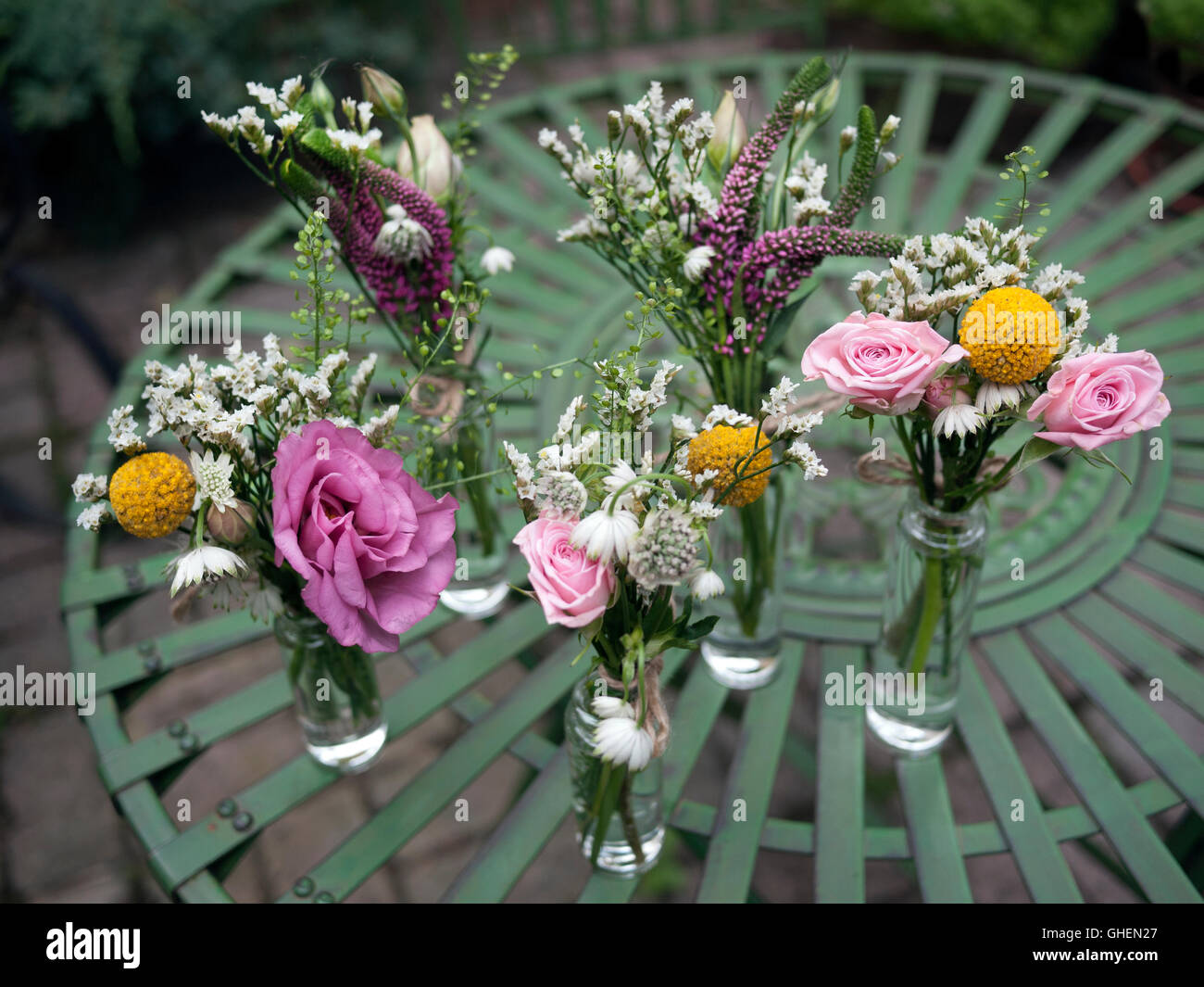 Gruppe von wilden Blume Blumen auf einem Gartentisch Stockfoto