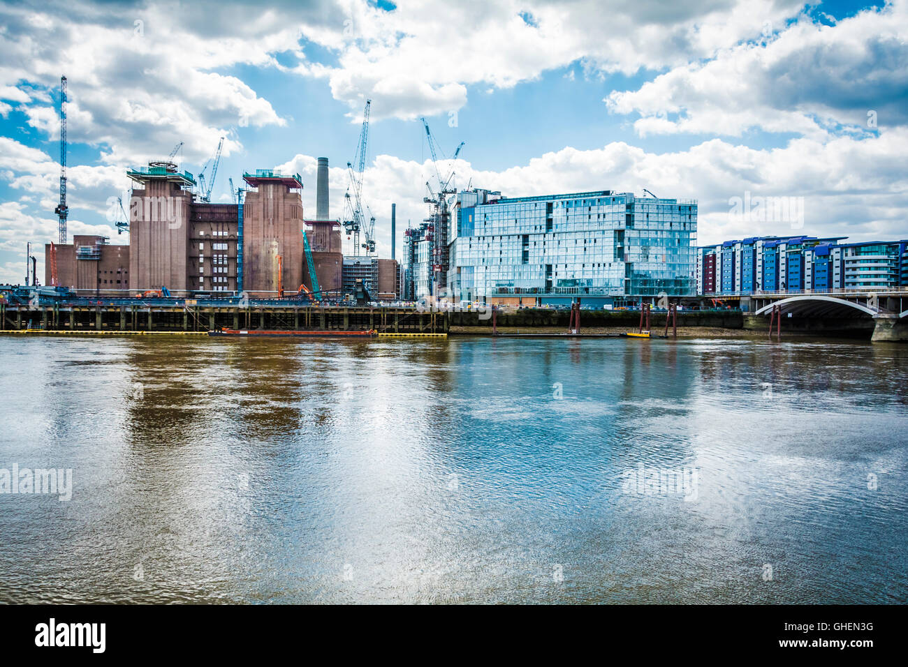 Krane rund um die Sanierung des Battersea Power Station in London, Großbritannien Stockfoto