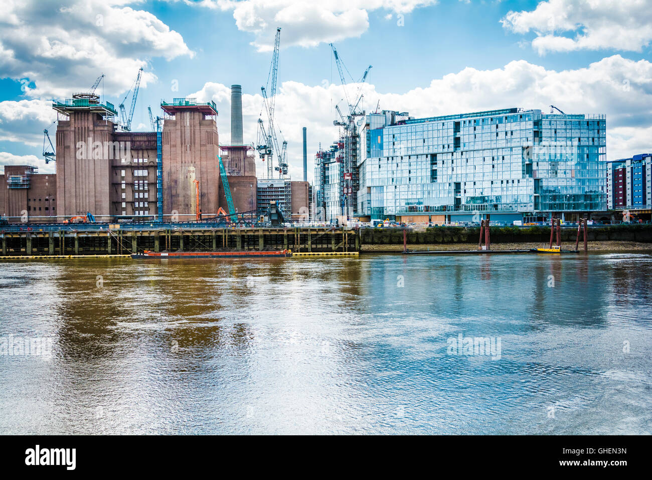 Krane umgeben die Sanierung der Battersea Power Station in London, Großbritannien Stockfoto