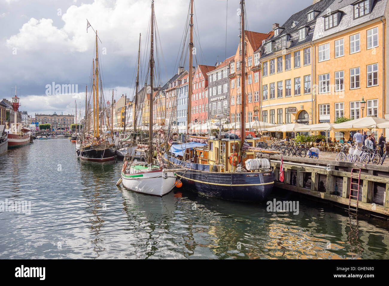 Bunte Häuser und Boote im Wasser am Hafen Nyhavn in Kopenhagen widerspiegelt Stockfoto