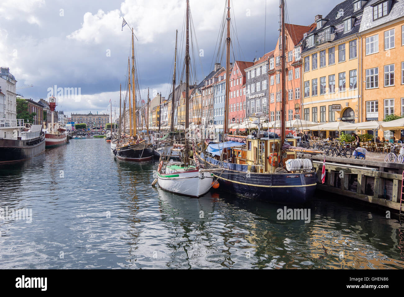 Der nyhavn Harbour ist die wichtigste touristische Attraktion in Kopenhagen mit bunten Häuser und Boote im Wasser widerspiegelt Stockfoto