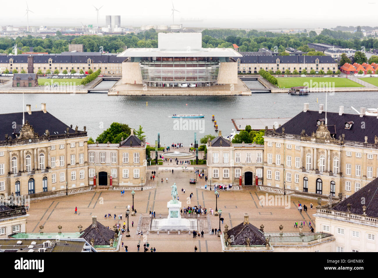 Blick in den Himmel des Opernhauses und der königliche Palast in Kopenhagen Stockfoto