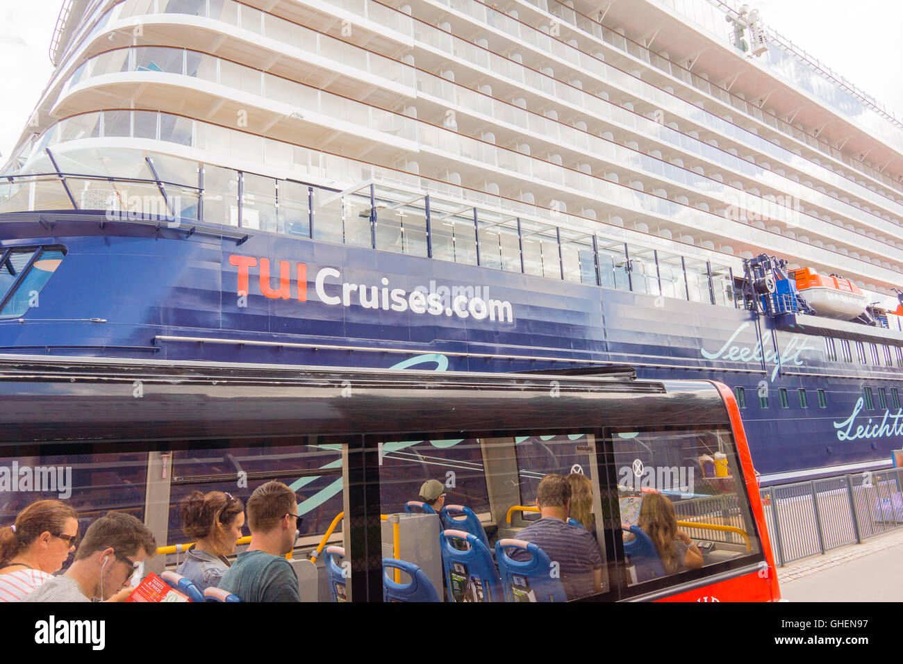 Kopenhagen Touristen in einem Hop-on/Hop-off-Bus sitzen vor einem großen Kreuzfahrtschiff im Hintergrund Stockfoto