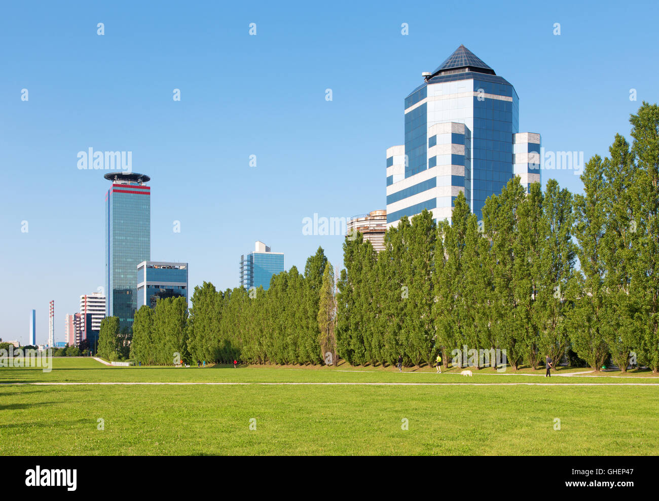 Brescia - Parco Tarello Park und modernen Hochhäusern. Stockfoto