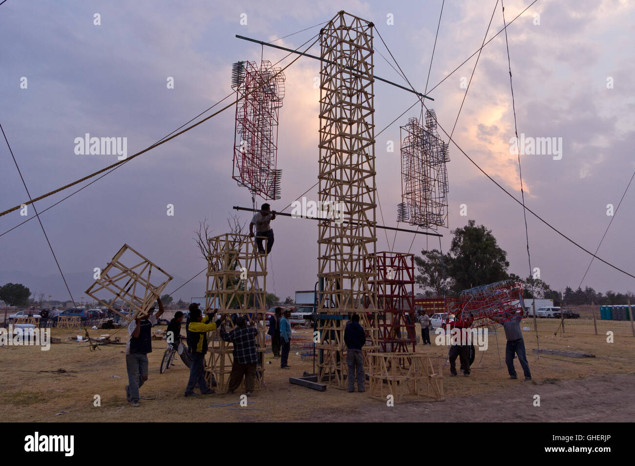 Bau der Burg Feuerwerk, "Castillo", für die nationale Feuerwerk Messe in Tultepec, Mexiko Stockfoto