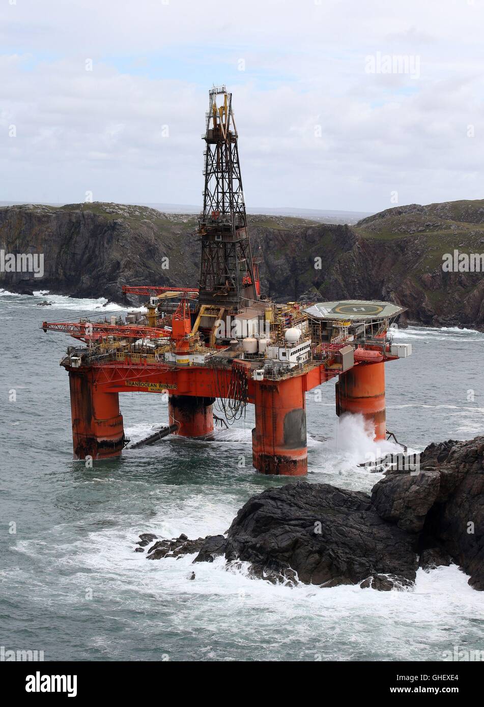 Die Transocean-Gewinner Bohranlage, nachdem es am Strand Dalmore im Bereich Carloway von der Isle of Lewis auf Grund lief. Stockfoto