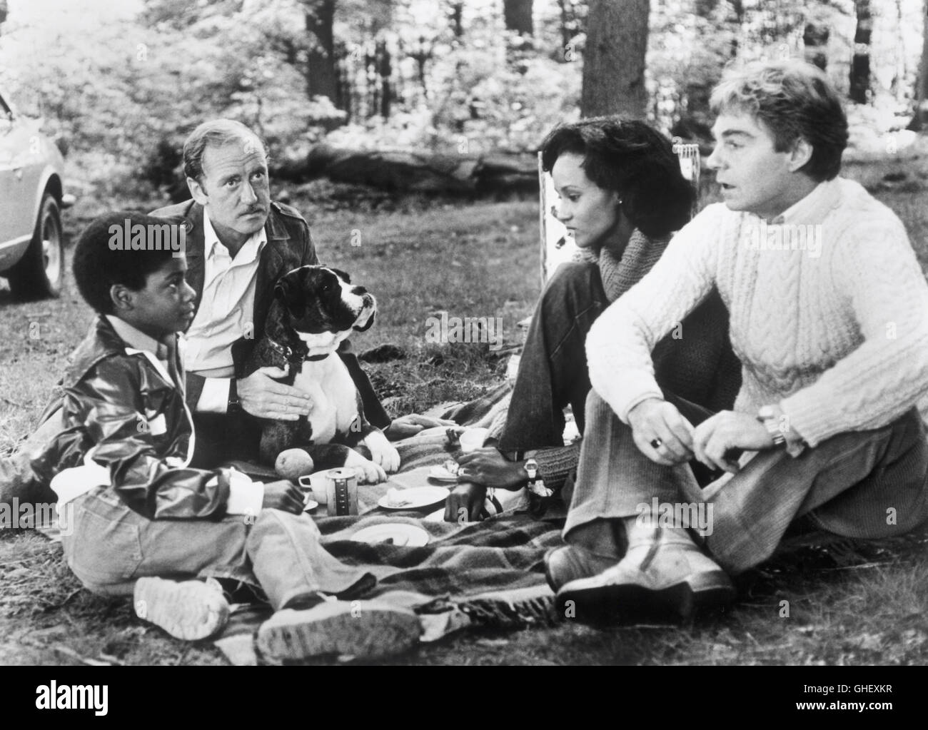 DER Faktor Mensch UK 1979 Otto Preminger Burg (NICOL WILLIAMSON) mit dem Hund, eine britische Geheimagent und seine afrikanischen Frau Sarah (IMAN) Laden seine Unteroffizier, Davis (DEREK JACOBI) für ein Picknick im Wald in der Nähe ihrer Nahverkehrslinien Heimat mit ihrem kleinen Sohn Sam (GARY FORBES). Regie: Otto Preminger Stockfoto DER Faktor Mensch UK 1979 Otto Preminger Burg (NICOL WILLIAMSON) mit dem Hund, eine britische Geheimagent und seine afrikanischen Frau Sarah (IMAN) Laden seine Unteroffizier, Davis (DEREK JACOBI) für ein Picknick im Wald in der Nähe ihrer Nahverkehrslinien Heimat mit ihrem kleinen Sohn Sam (GARY FORBES). Regie: Otto Preminger Stockfoto