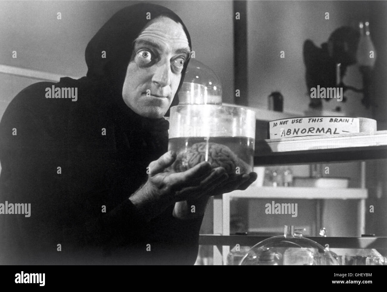 YOUNG FRANKENSTEIN USA 1974 Mel Brooks Igor (MARTY FELDMAN) hat eine gescheite Lösung für junge 