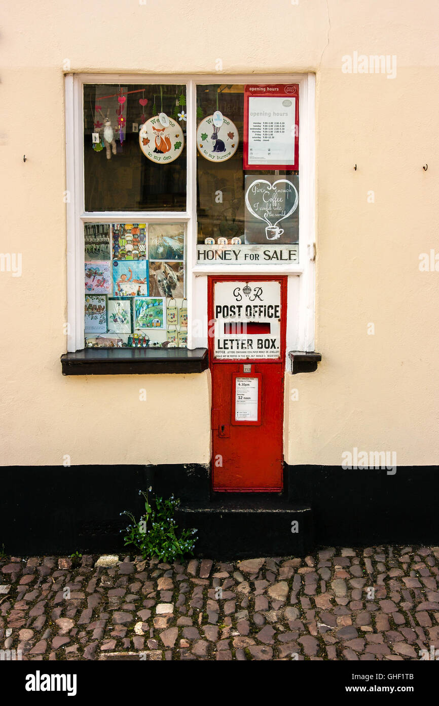 König George VI Wand Briefkasten außerhalb Postamt, High Street, Dunster, Somerset, England, Vereinigtes Königreich Stockfoto
