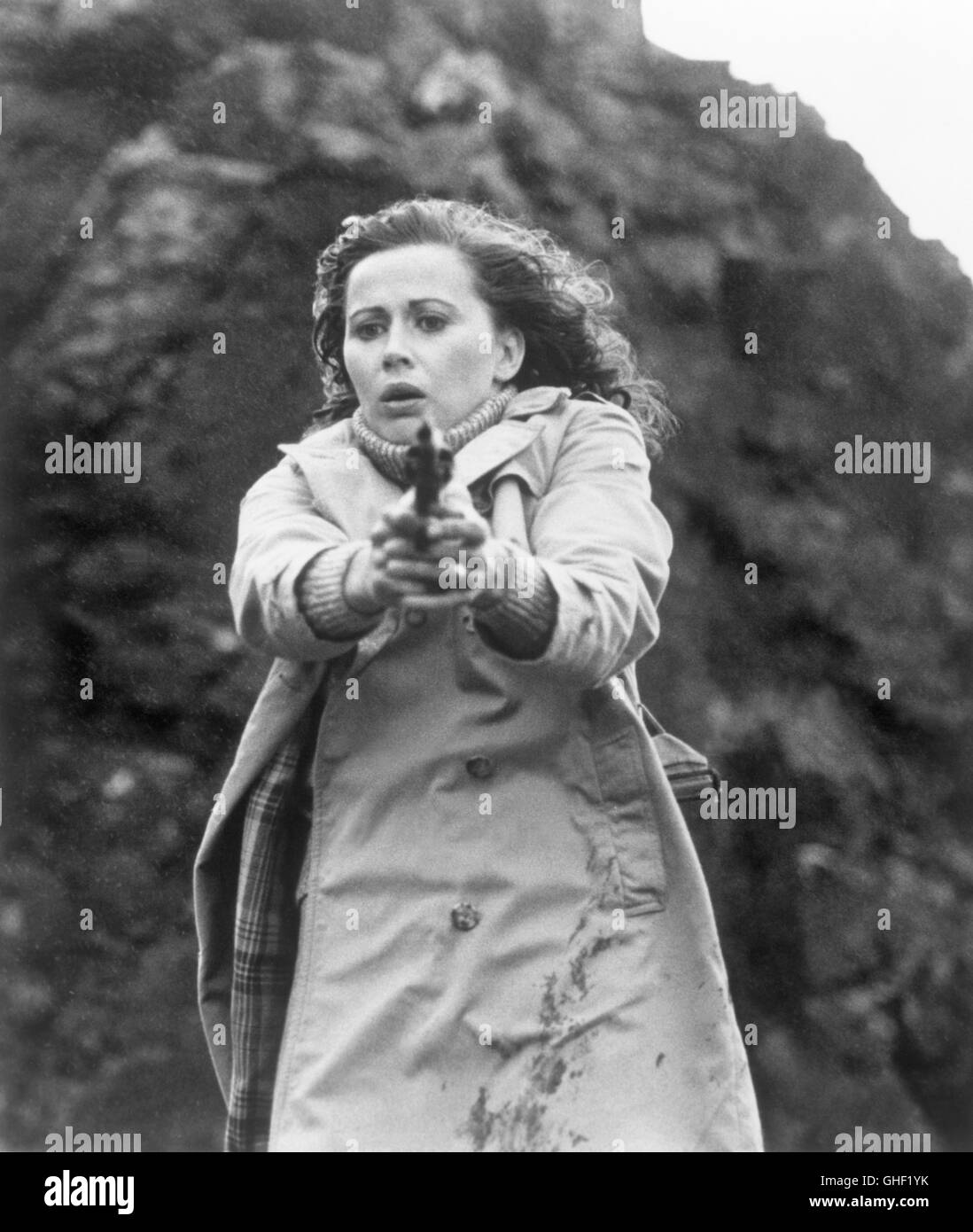 EYE OF THE NEEDLE UK 1981 Richard Marquand Einnahme tödliche Ziel feuert Lucy (KATE NELLIGAN) von einer felsigen Klippe mit Blick auf den Ozean. Regie: Richard Marquand Stockfoto