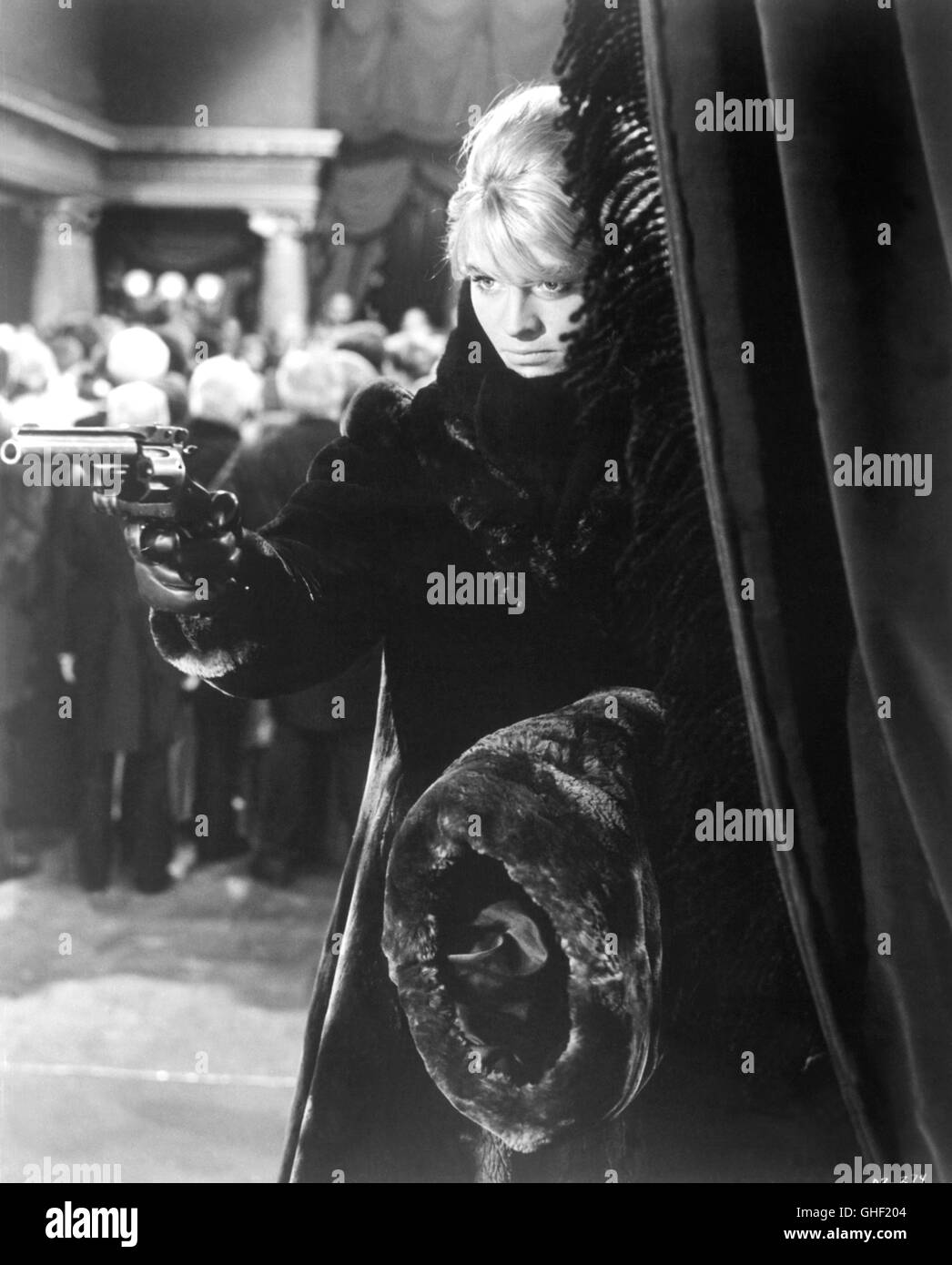 DOKTOR SCHIWAGO Doctor Zhivago USA 1965 David Lean JULIE CHRISTIE als Lara Antipova mit Gewehr. Regie: David Lean aka. Doktor Schiwago Stockfoto