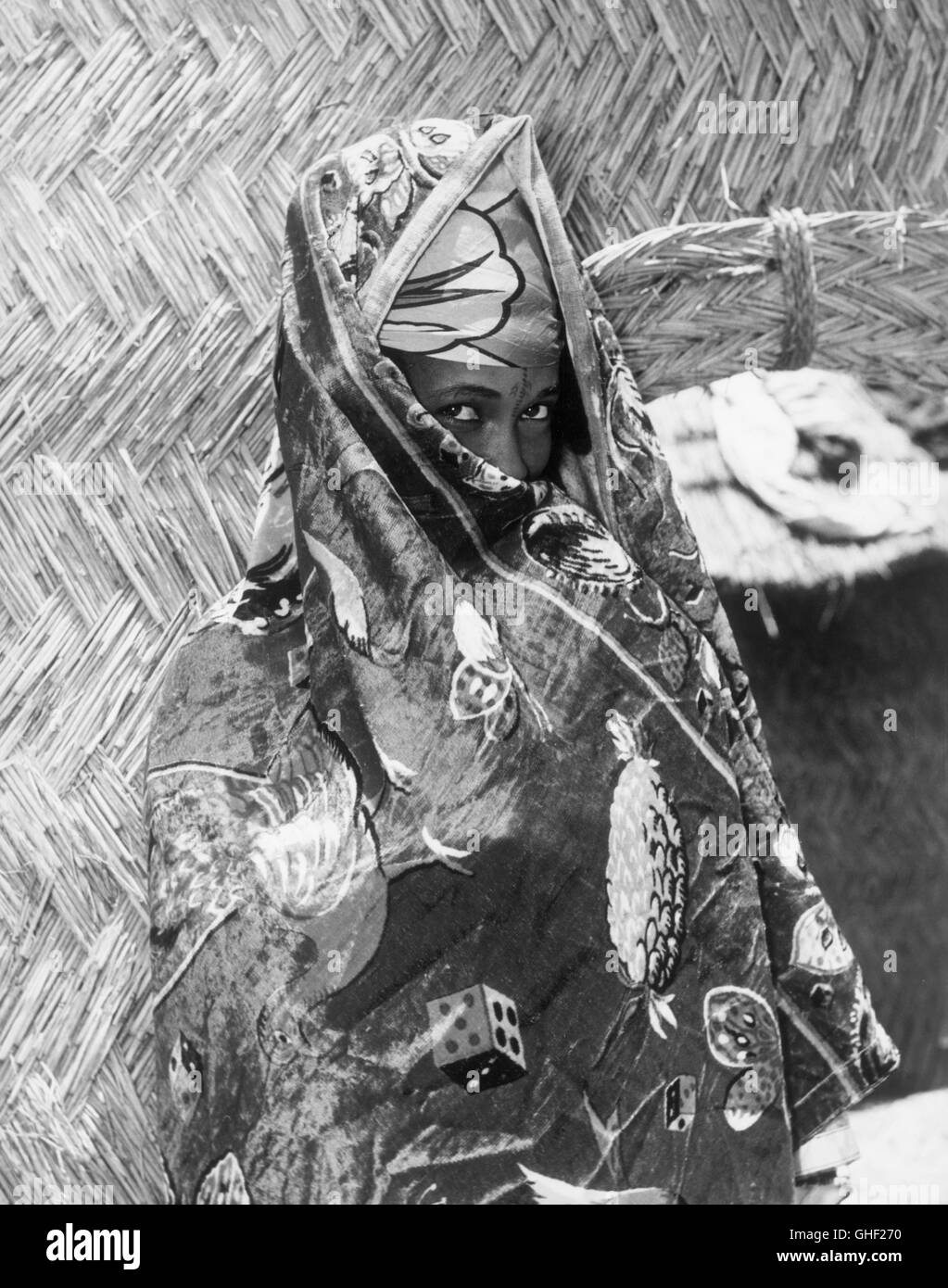 OMARU - EINE AFRIKANISCHE OmU Österreich 1955 Albert Quendler Omaru - eine Liebesgeschichte in Zentralafrika. Bild: Junge einheimische Frau Regie: Albert Quendler Stockfoto