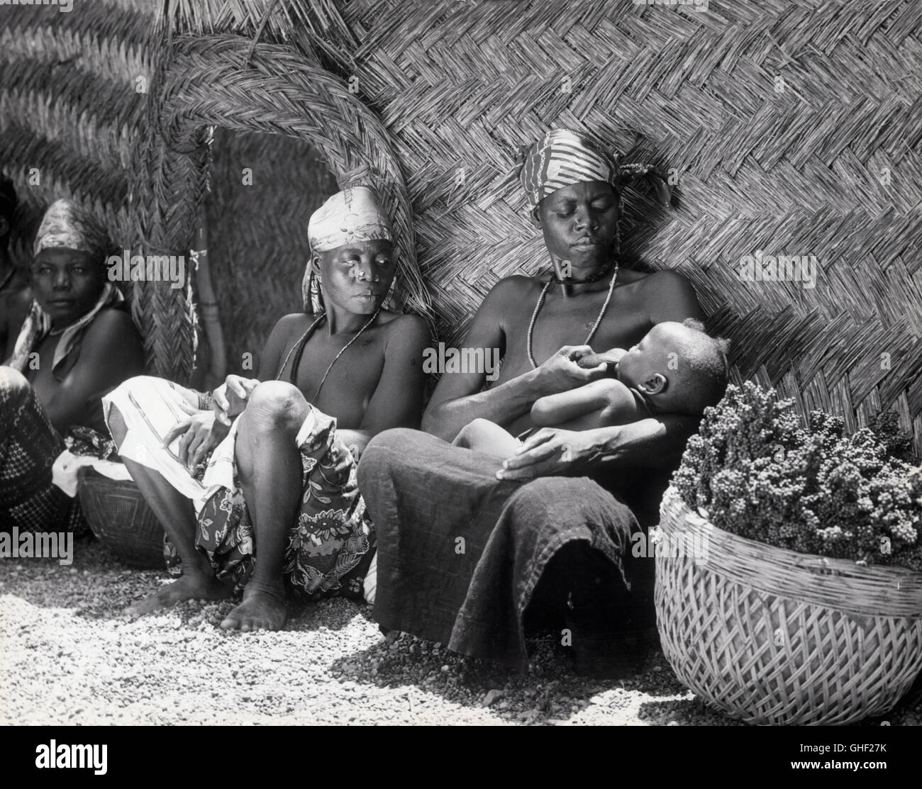 OMARU - EINE AFRIKANISCHE OmU Österreich 1955 Albert Quendler Omaru - eine Liebesgeschichte in Zentralafrika. Bild: Native Mutter mit Baby. Regie: Albert Quendler Stockfoto