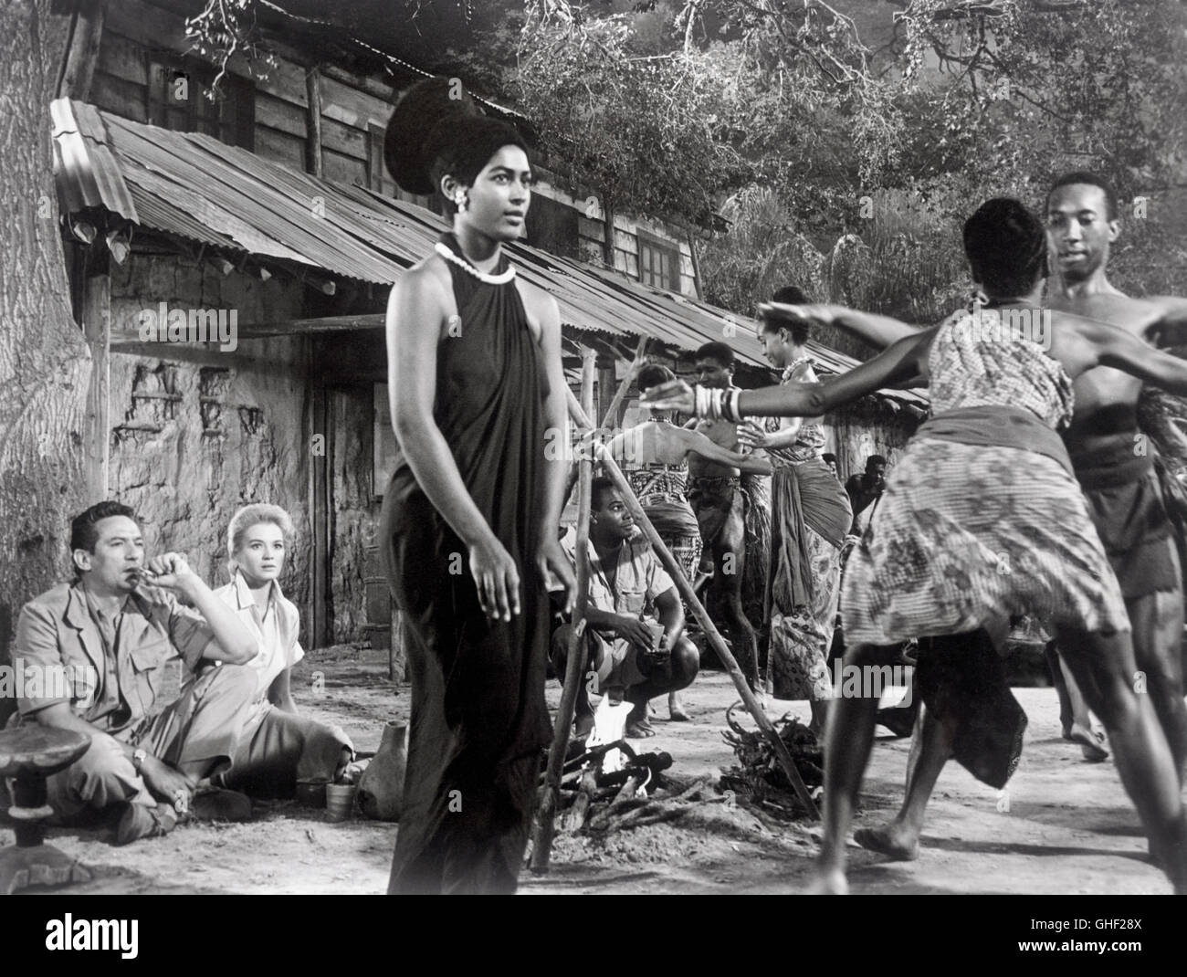 DIE Sünden von RACHEL CADE USA 1961 Gordon Douglas PETER FINCH und ANGIE DICKINSON in einer Szene tanzen Afrikaner in Belgisch-Kongo. Regie: Gordon Douglas Stockfoto