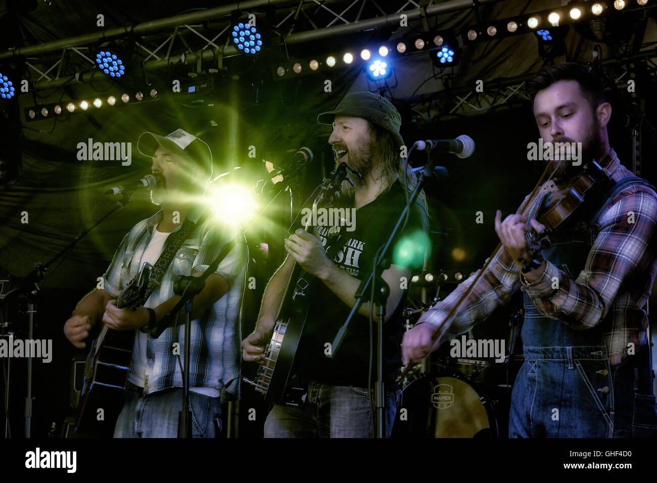 Darsteller auf der Bühne bei Rock-Musik-Festival. Stockfoto