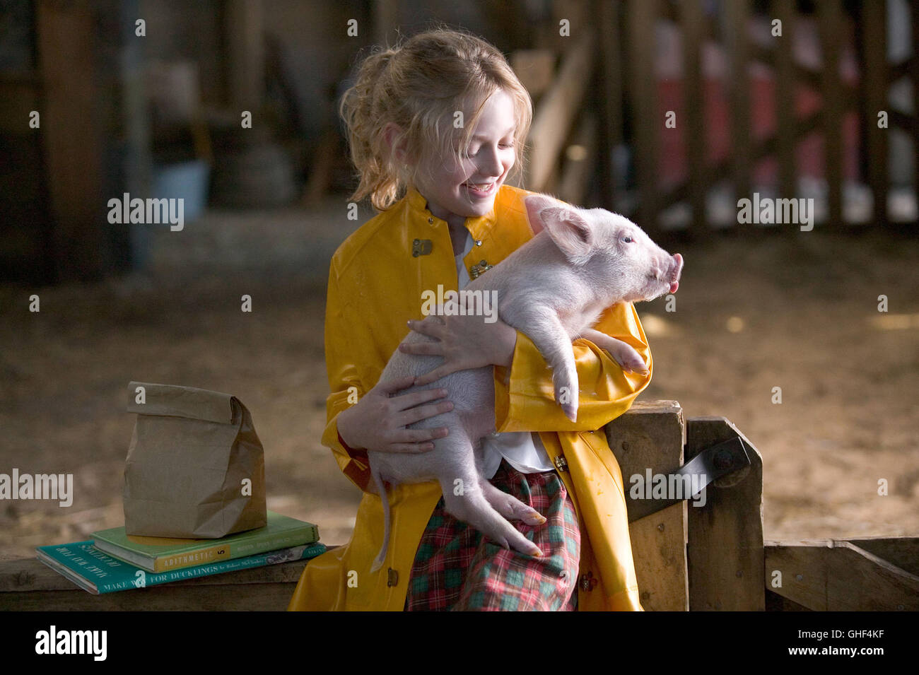 SCHWEINCHEN WILBUR UND SEINE FREUNDE Charlottes Web USA 2006 Gary Winick Charlottes Web / Farn (DAKOTA FANNING) und Wilbur das Schwein Regie: Gary Winick aka. Charlottes Web Stockfoto