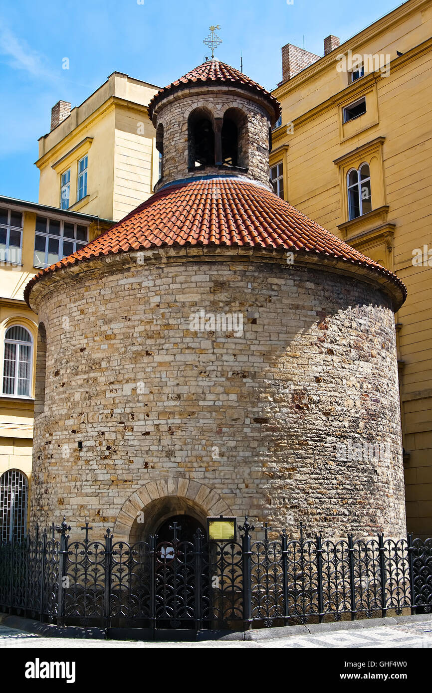 eines der ältesten Gebäude in der Hauptstadt der Tschechischen Republik - die Rotunde des Heiligen Kreuzes Stockfoto